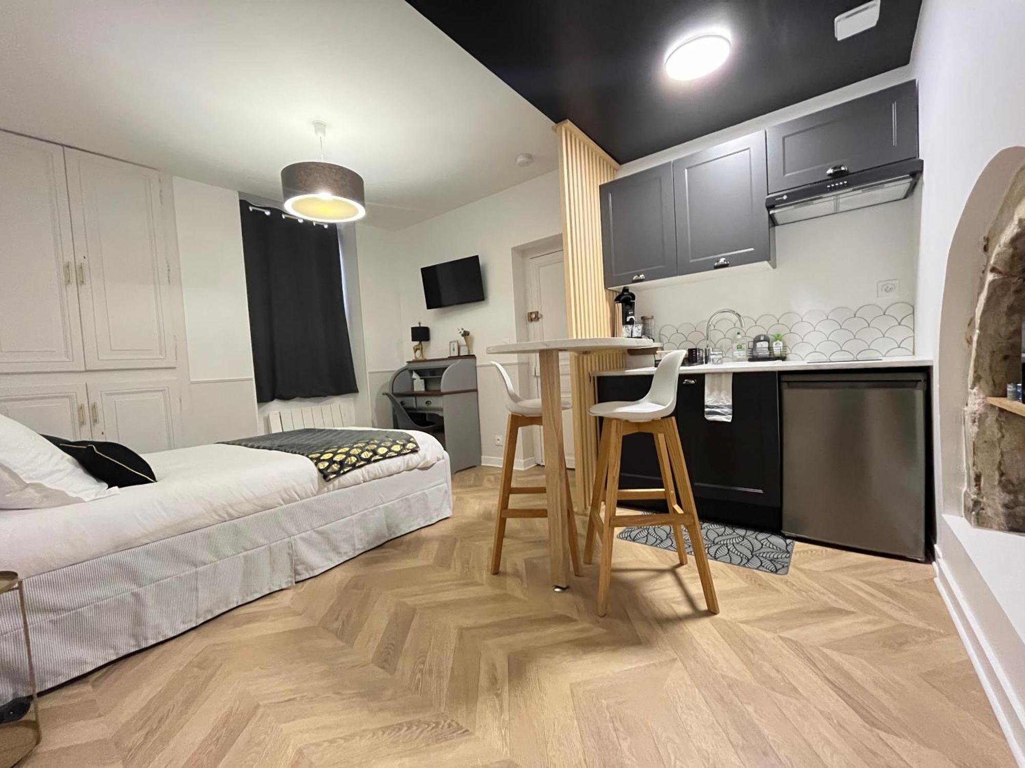 Le Studio Haslay Seraucourt En Plein Coeur De Ville De Bourges - Charme De L Ancien Et Confort Contemporain الغرفة الصورة